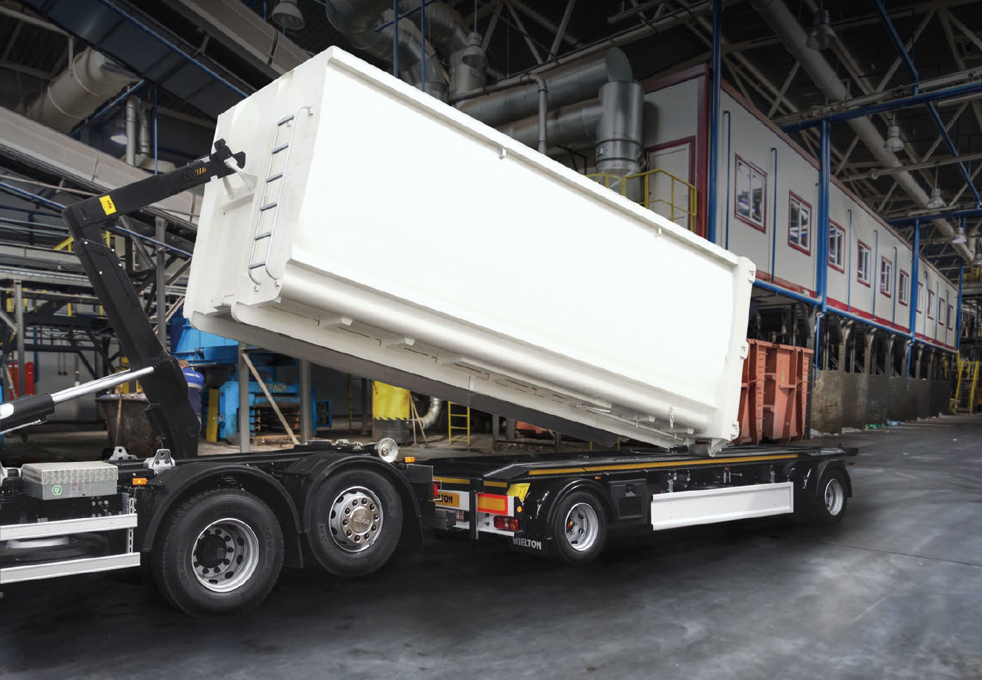 wielton-recycle-master-abrollcontainer Wielton RECYCLE MASTER M1 Abrollcontainer in einer Halle