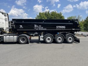 Wielton STRONG MASTER Stahl-Halbschalenmulde 24m³ Pendelklappe BLACK EDITION