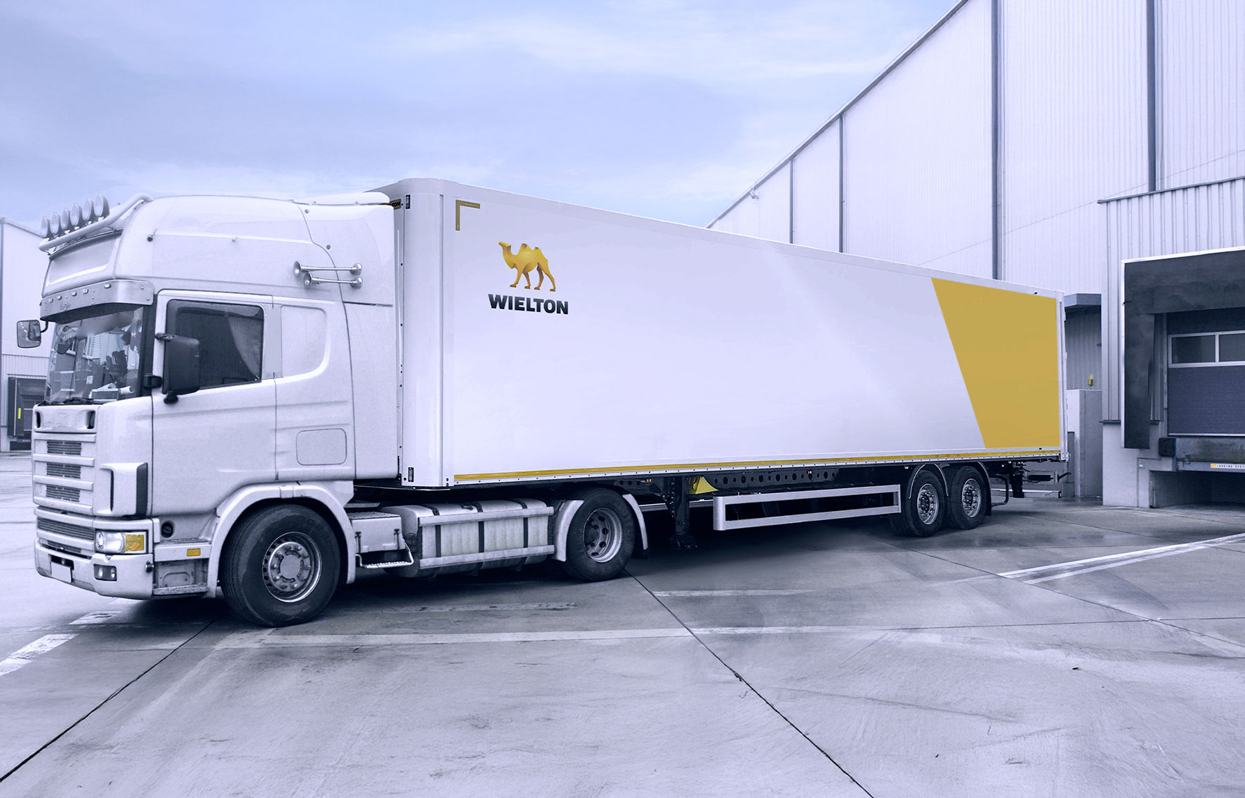 Wielton Koffer-Sattelauflieger DRY MASTER vor einer Industriehalle